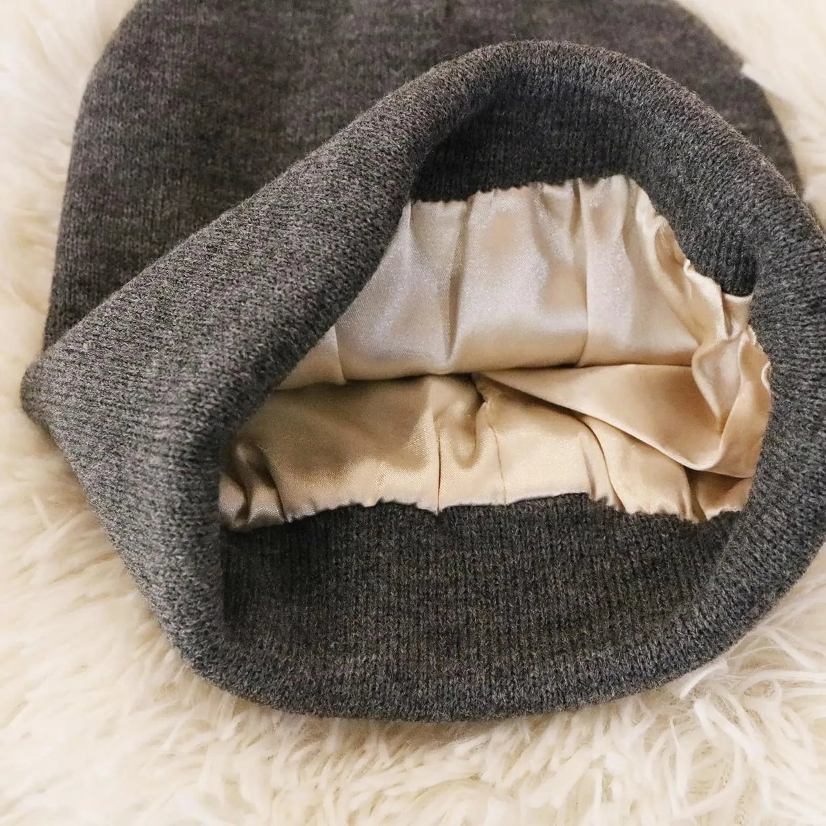 Warme Mütze für Outdoor und Ski: Doppelter Schutz durch Acryl und Satin-Layer.