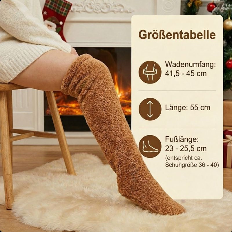 Lyvra CloudSocks Kuschelsocken in warmer Lichtstimmung, ideal für entspannte Abende zuhause
