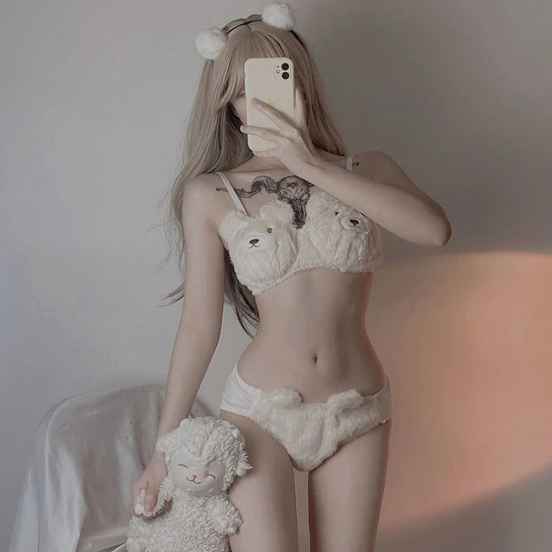 Lyvra kuscheliges Lingerie-Set im Boho-Look auf neutraler Schaufensterpuppe