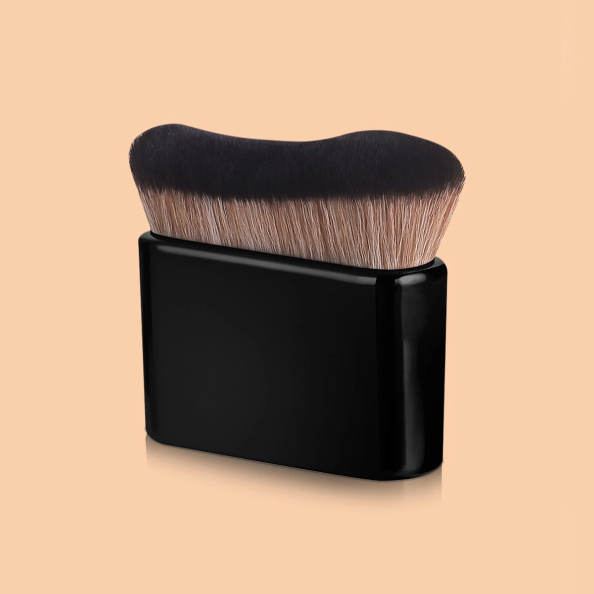 Lyvra Wave Foundation Pinsel aus schräger Perspektive für präzises Auftragen von Foundation und Make-up