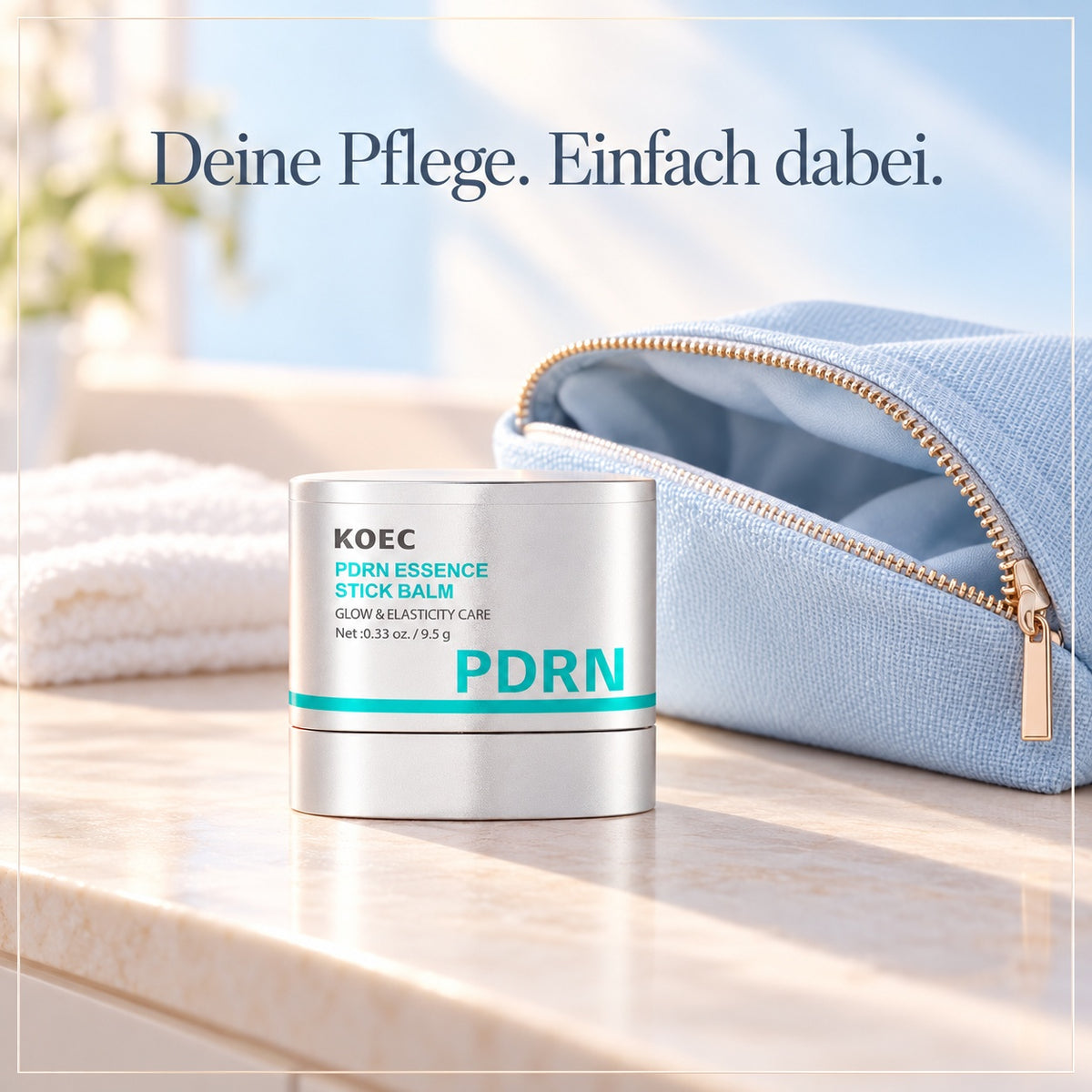 KOEC Gesichtspflege-Stick mit türkisfarbenem Band neben einer hellblauen Kosmetiktasche.