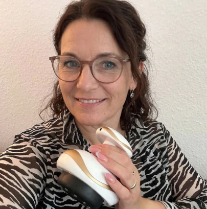 Kundin mit LYVRA Produkt
