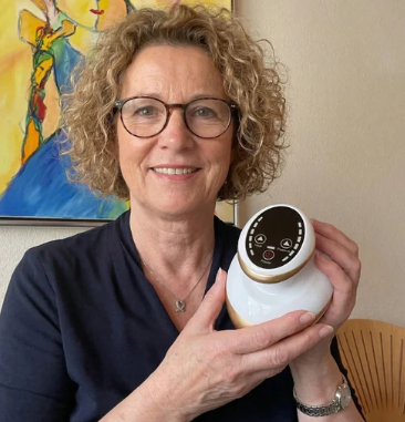 Kundin mit LYVRA Produkt