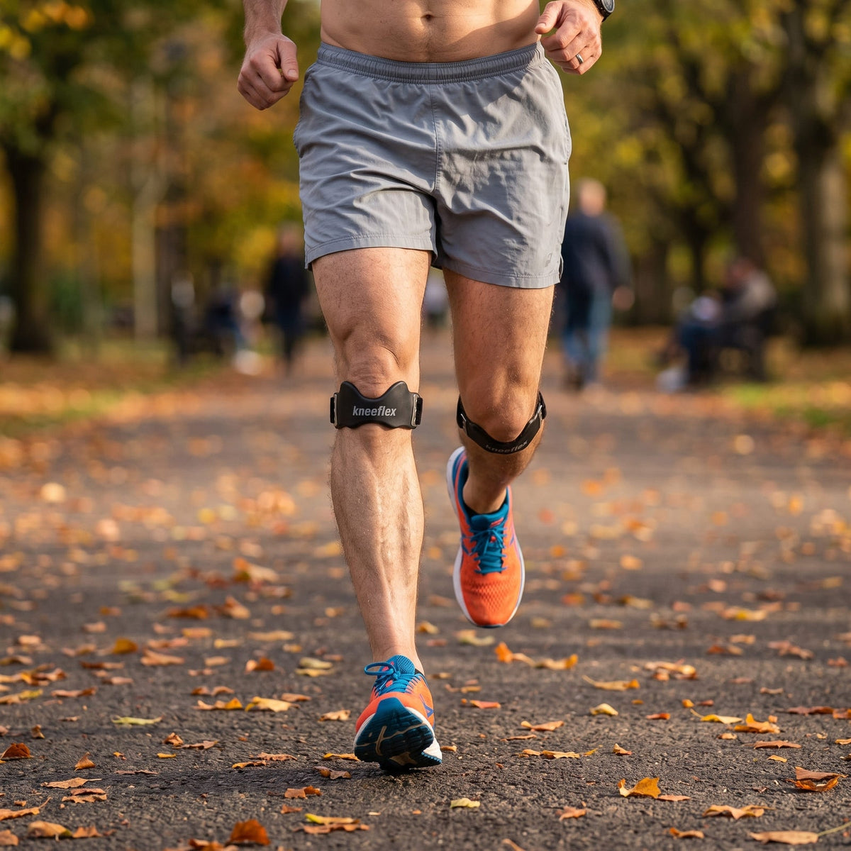 Läufer mit KneeFit Patellaband an beiden Knien auf einem herbstlichen Waldweg
