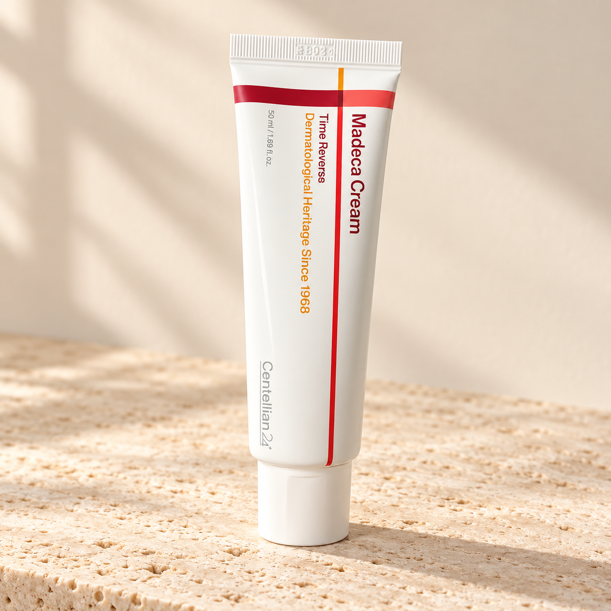 Centellian24 Madeca Cream – weiße 50-ml-Tube auf einer hellen Steinfläche