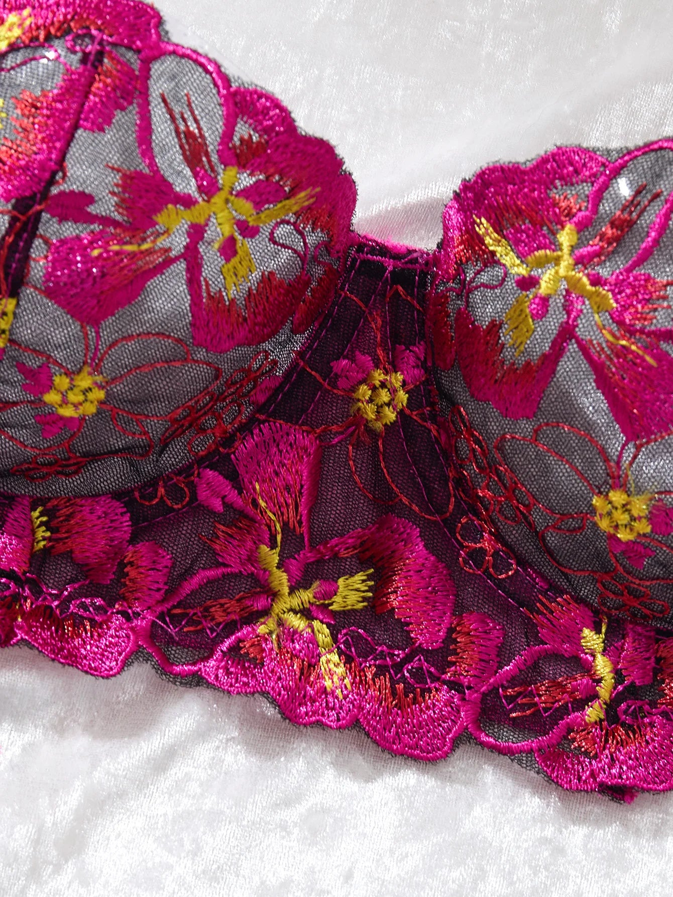Lyvra Designer Dessous Set in Magenta und Schwarz mit transparenter Spitze, BH von hinten und String in hochwertiger Produktfotografie