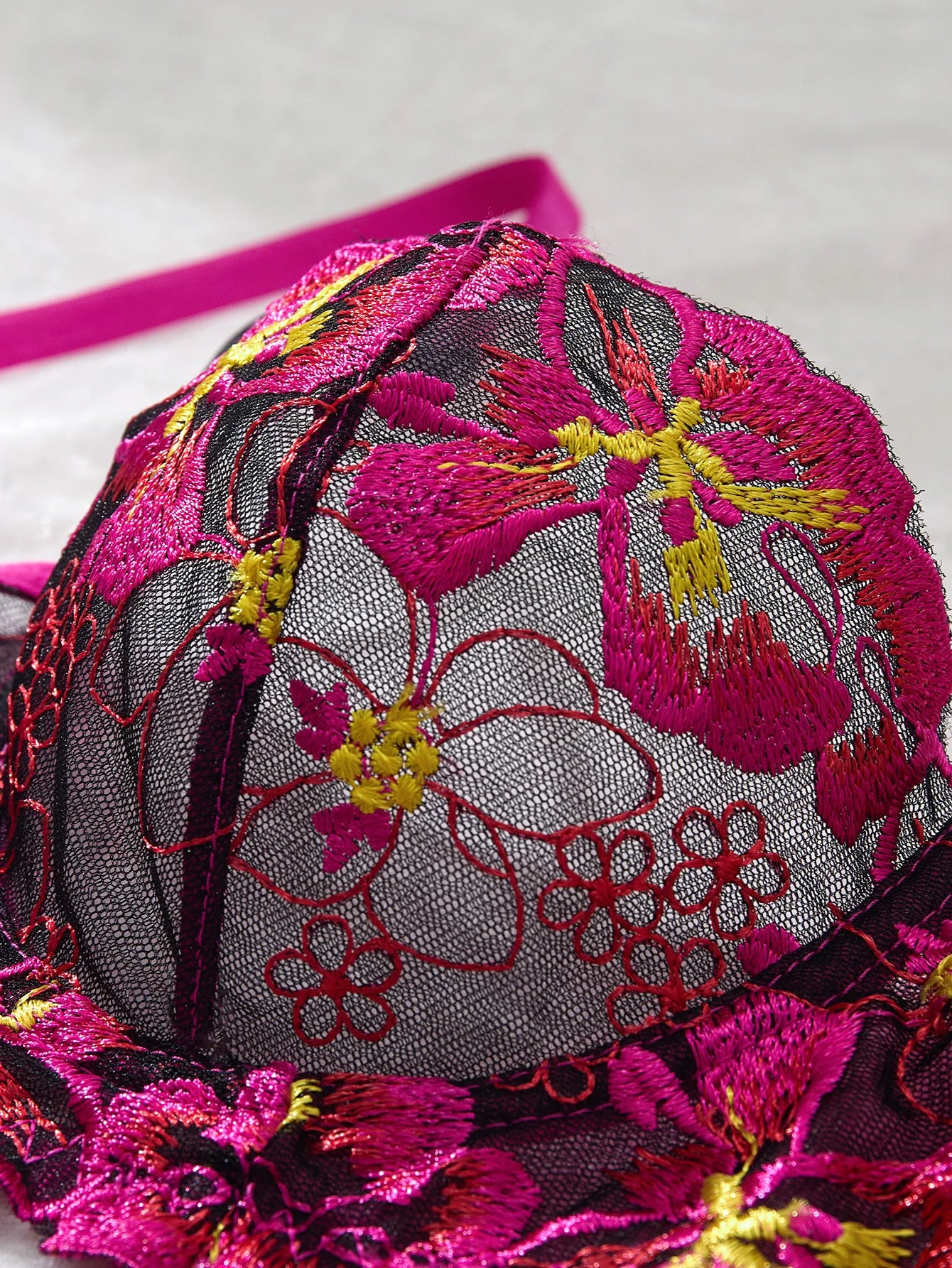 Edles Lyvra Dessous Set in kräftigem Magenta mit schwarzer Spitze, BH Rückseite sichtbar, stilvoll arrangiert für exklusive Fashion Shops