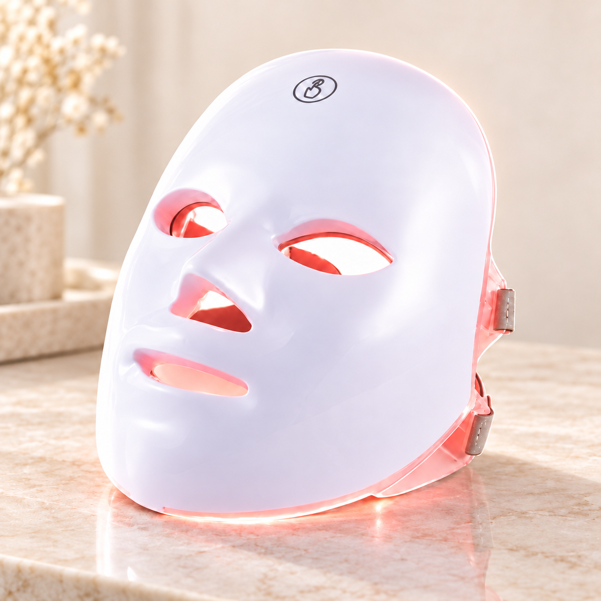 LYVRA LED-Lichttherapie-Maske in Weiß mit Augen- und Mundöffnungen und rosafarbenem Licht