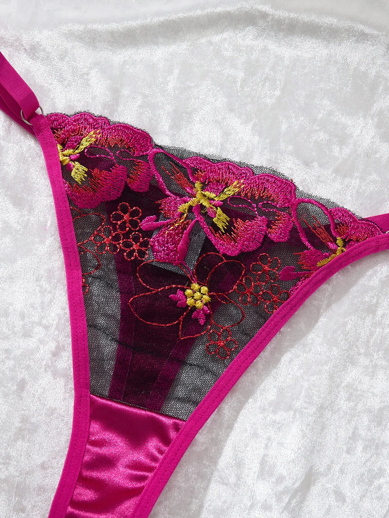 Lyvra Luxury Lace Lingerie Set in Magenta und Schwarz, rückseitiger BH mit Satinband und filigraner Spitze, professionelles Markenfoto