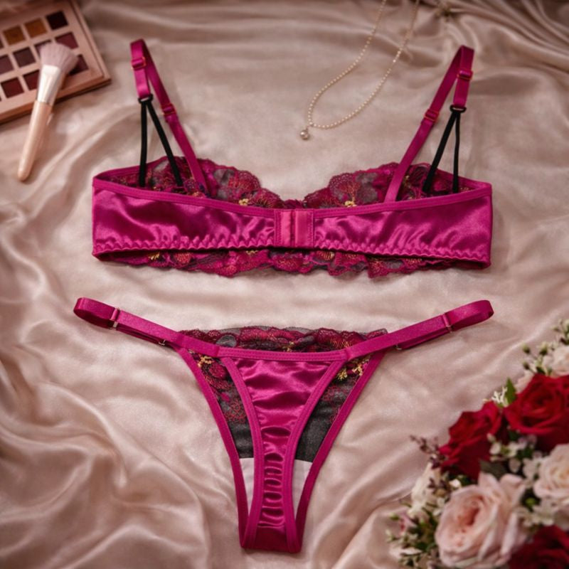 Lyvra Premium Lingerie Set in Magenta und Schwarz mit floraler Spitze, rückseitig fotografierter BH und String in luxuriösem Studio-Setting