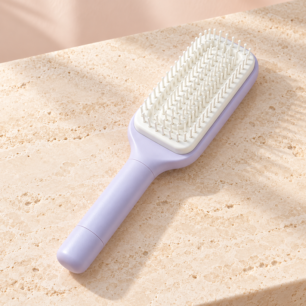 LYVRA SilkTouch – lavendelfarbene Paddle-Bürste mit weißen Borsten und Selbstreinigungsmechanismus