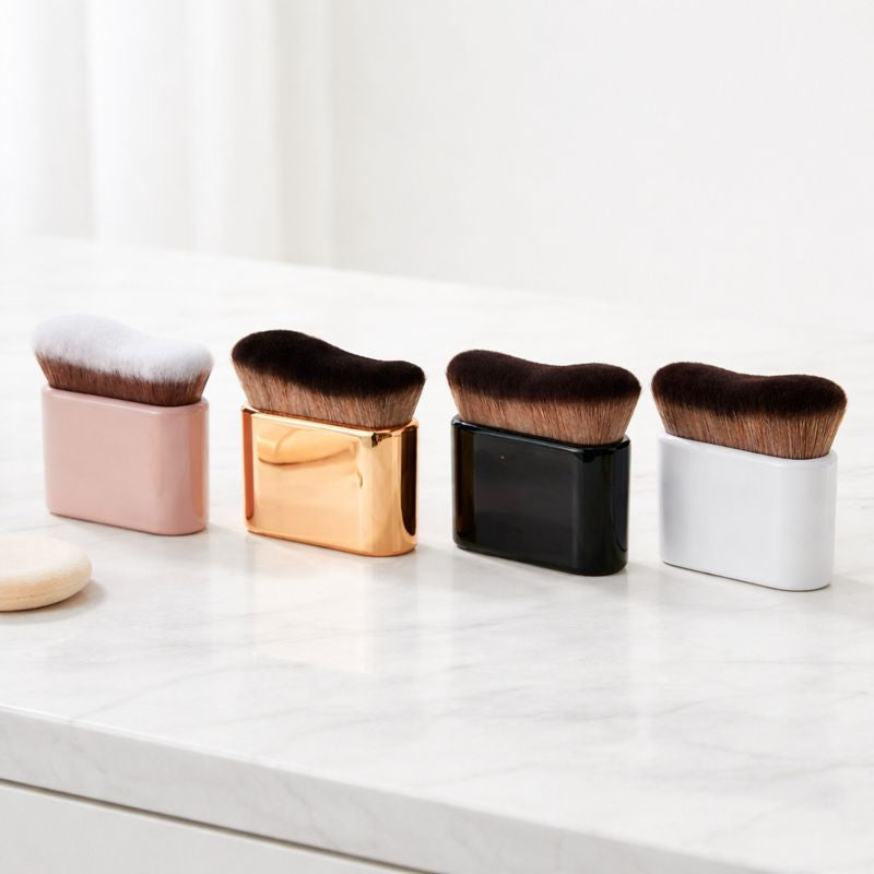 Lyvra Wave Foundation Pinsel im professionellen Beauty-Studio Look für perfektes Make-up Ergebnis