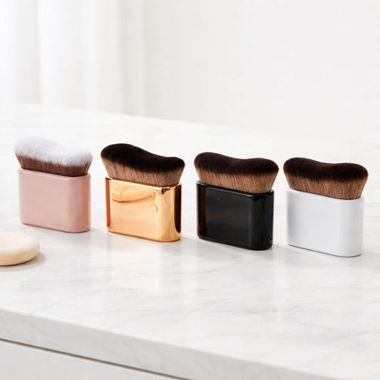 Lyvra Wave Foundation Pinsel im professionellen Beauty-Studio Look für perfektes Make-up Ergebnis