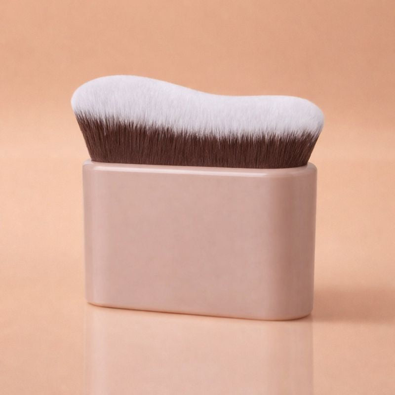 Detailaufnahme der ultraweichen Borsten des Lyvra Wave Foundation Pinsels für ein streifenfreies Finish