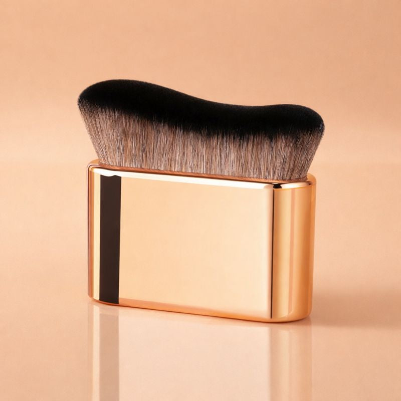 Minimalistisches Produktfoto des Lyvra Wave Foundation Pinsels auf neutralem Hintergrund