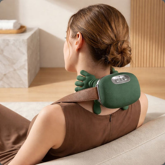 Grünes Nackenmassagegerät mit Wärmefunktion neben realistischer Verpackung, gezeigt in moderner Wohnumgebung