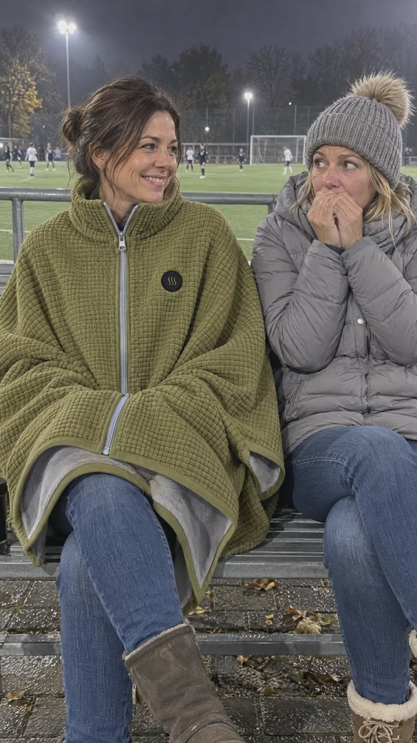 LYVRA Wärmeponcho am Spielfeldrand